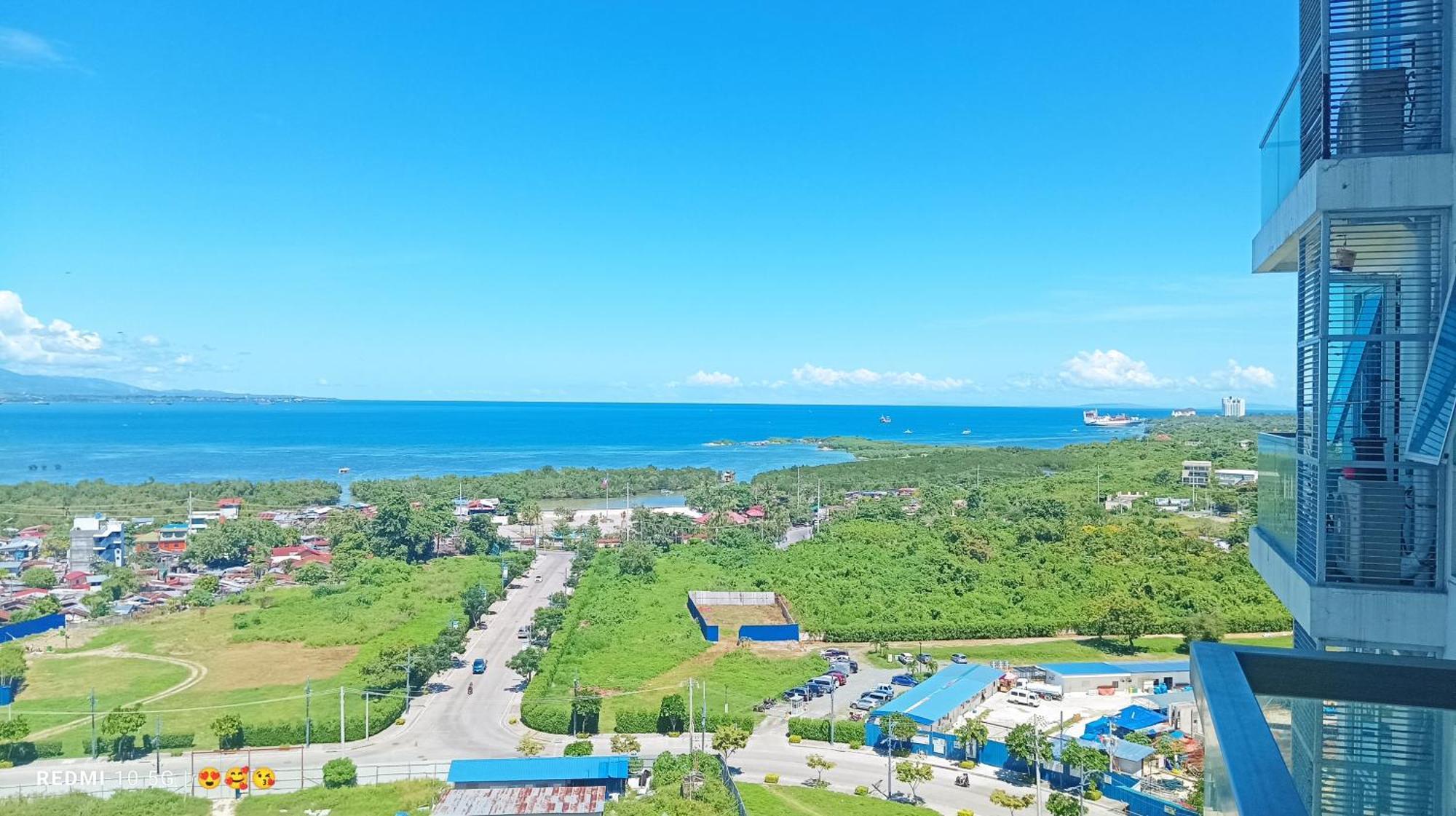 Mactan Newtown Beach Condo Мактан Экстерьер фото